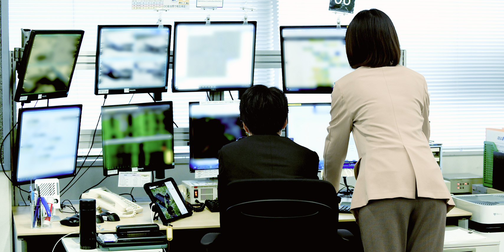 ランプエリアで航空機を支えるスタッフ