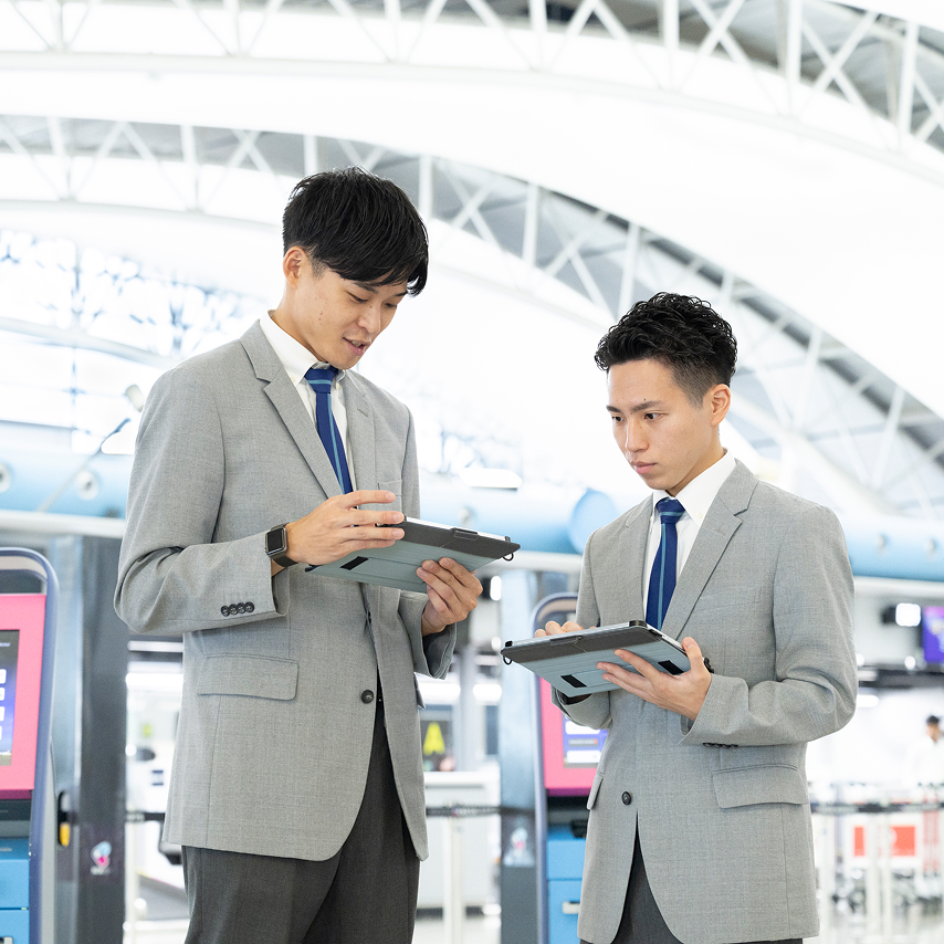 チームワークで空港運営を支えるスタッフ